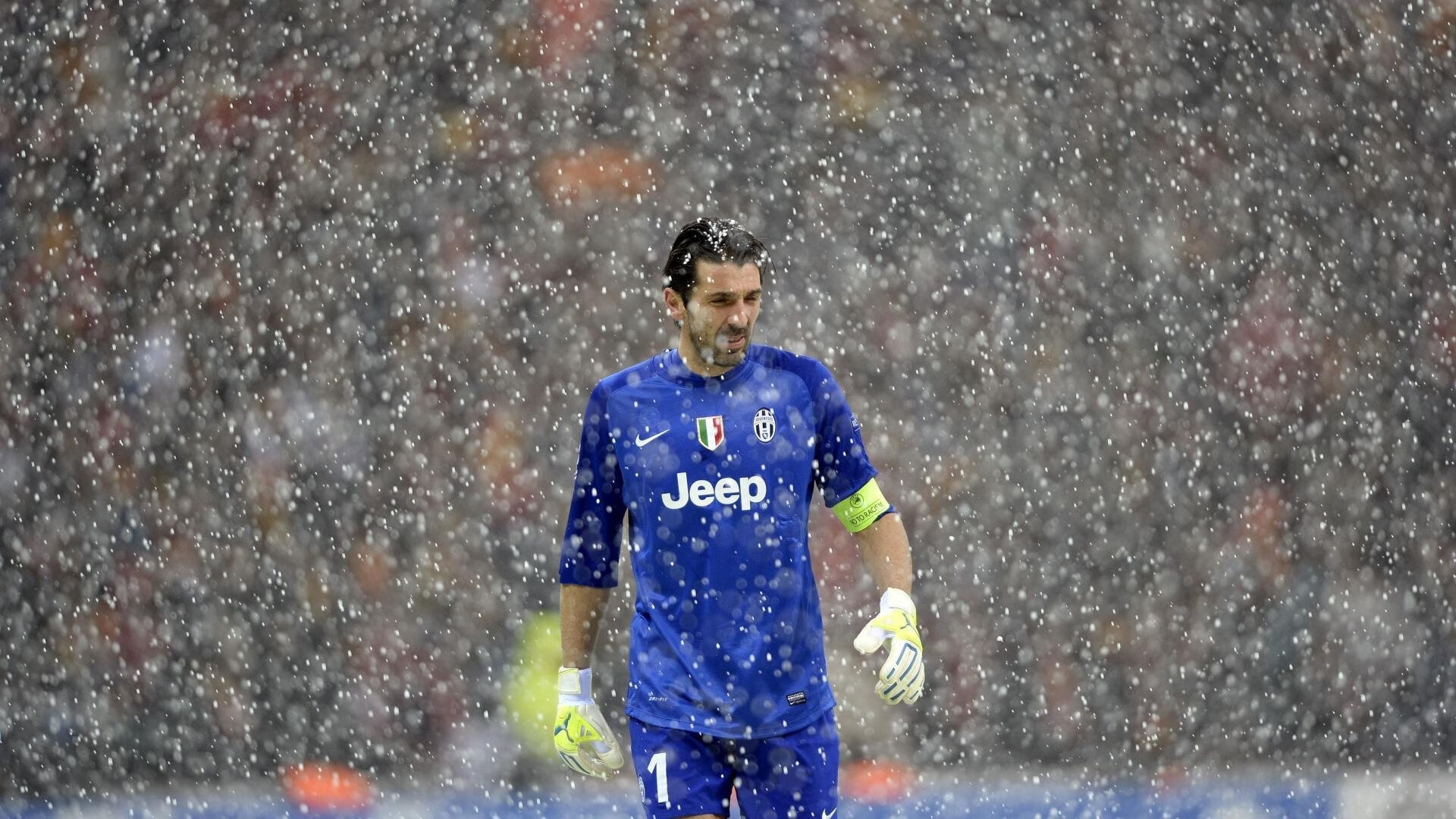 世界杯：退休老人组建“银发球评团” 用方言点评各场比赛走红